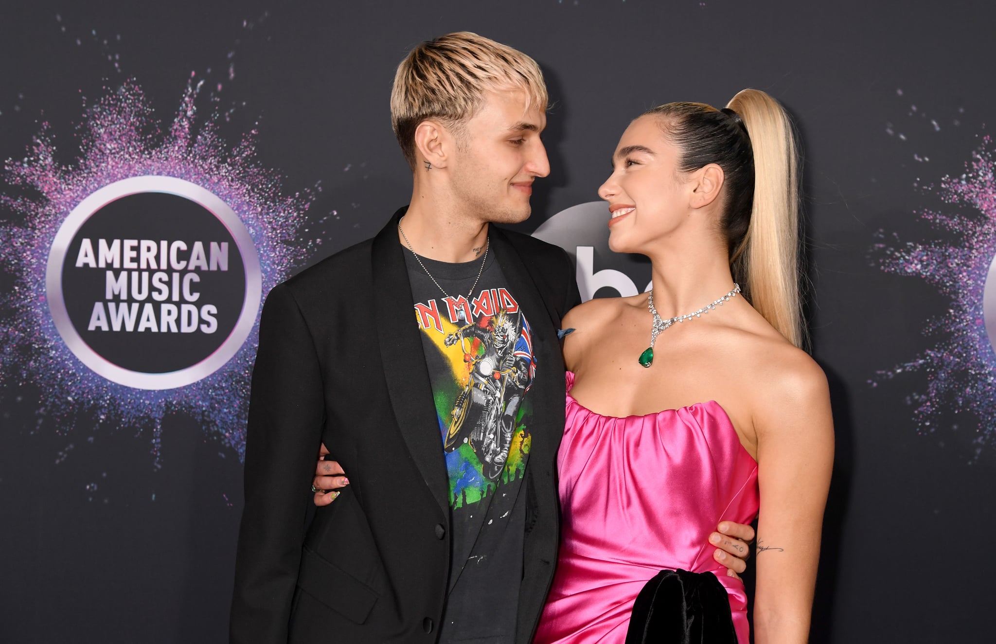 LOS ANGELES, CALIFORNIA - NOVEMBER 24: (L-R) Anwar Hadid and Dua Lipa attend the 2019 American Music Awards at Microsoft Theater on November 24, 2019 in Los Angeles, California. (Photo by Jeff Kravitz/FilmMagic for dcp)