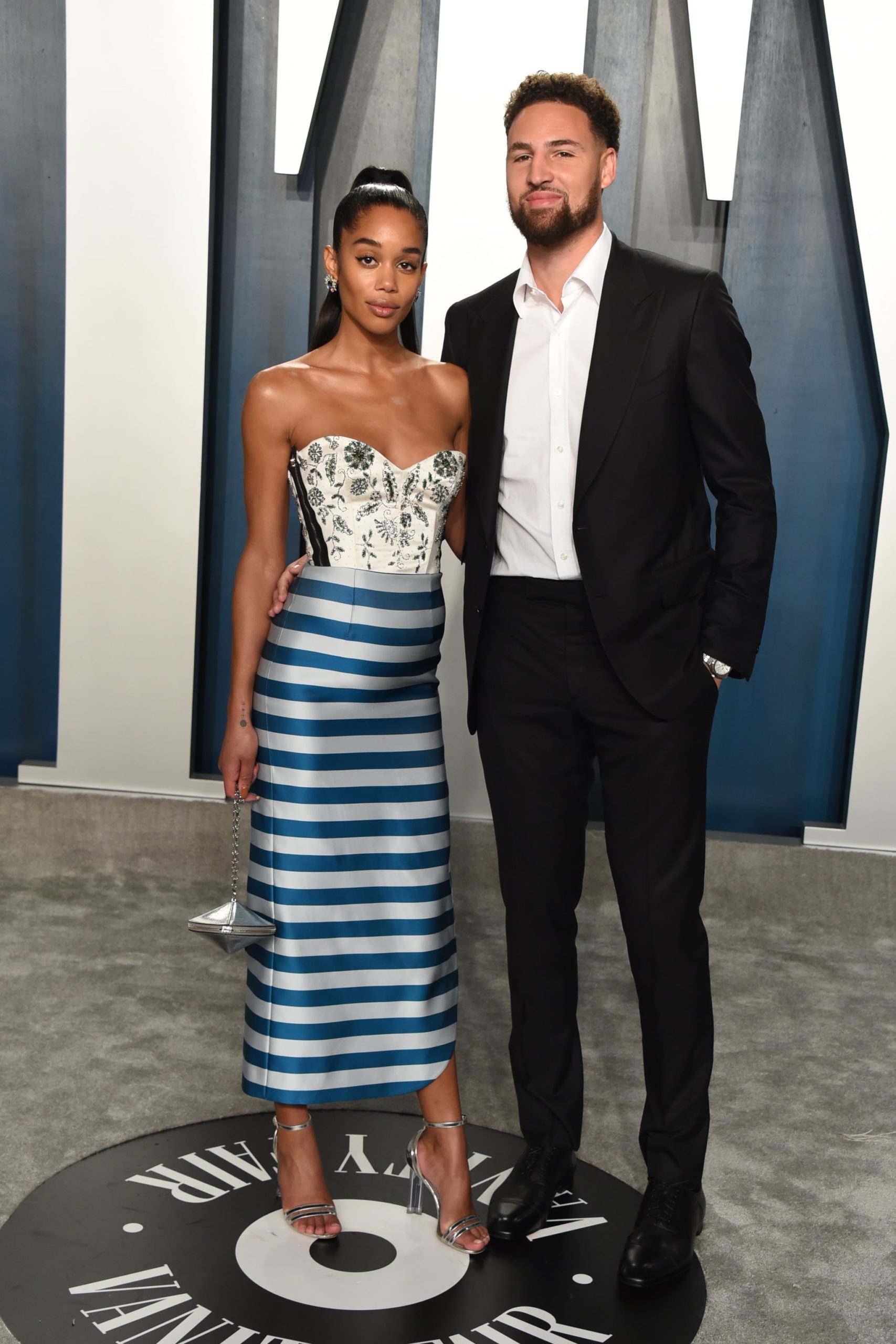 BEVERLY HILLS, CALIFORNIA - FEBRUARY 09: Laura Harrier (L) and Klay Thompson attend the 2020 Vanity Fair Oscar Party hosted by Radhika Jones at Wallis Annenberg Center for the Performing Arts on February 09, 2020 in Beverly Hills, California. (Photo by John Shearer/Getty Images)