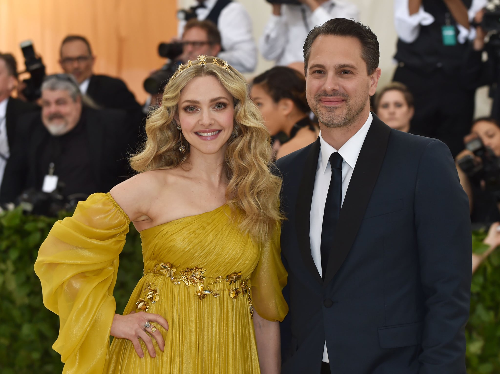Amanda Seyfried and Thomas Sadoski arrive for the 2018 Met Gala on May 7, 2018, at the Metropolitan Museum of Art in New York. - The Gala raises money for the Metropolitan Museum of Arts Costume Institute. The Gala's 2018 theme is Heavenly Bodies: Fashion and the Catholic Imagination. (Photo by Hector RETAMAL / AFP)        (Photo credit should read HECTOR RETAMAL/AFP/Getty Images)