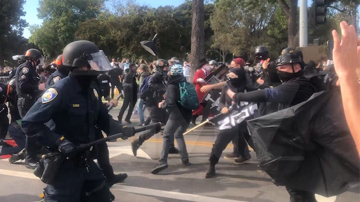 Cops Use Billy Clubs Against Pro-Trump and Anti-Fascist Demonstrators