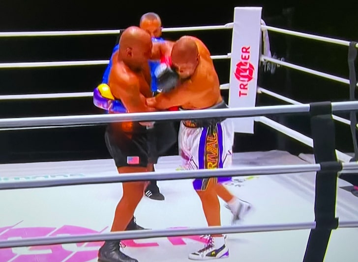 Mike Tyson Fights to Draw with Roy Jones Jr., What a Performance!