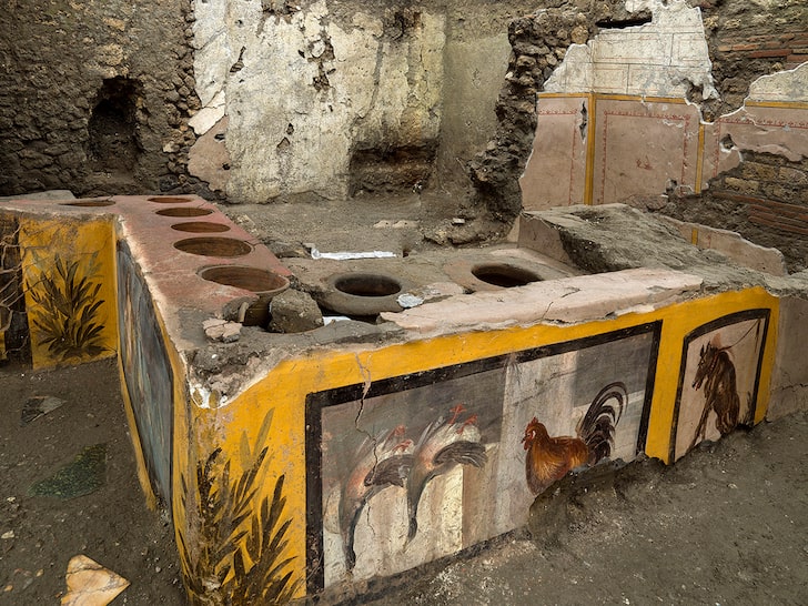 Archaeologists Discover Ancient Roman Snack Bar in Pompeii