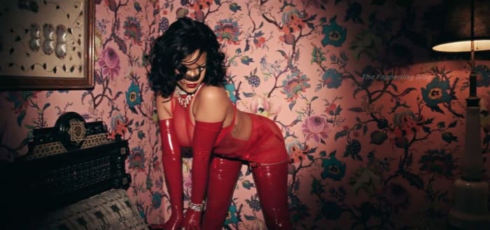 Rihanna-Sexy-scr-12