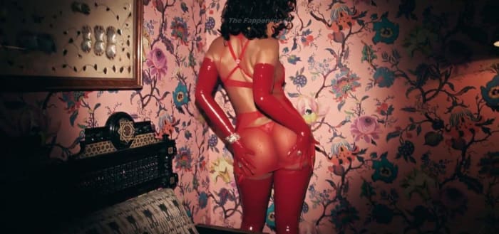 Rihanna-Sexy-scr-14