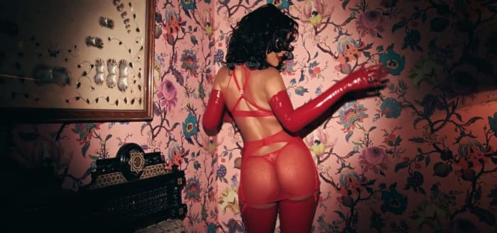 Rihanna-Sexy-scr-17