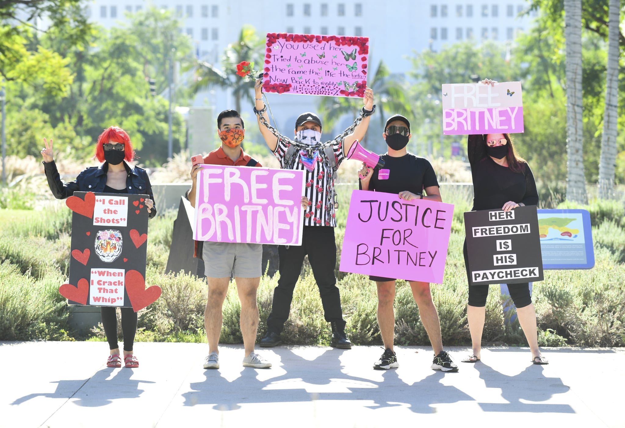 LOS ANGELES, CALIFORNIA - OCTOBER 14: Protesters at the #FreeBritney protest outside of the courthouse on October 14, 2020 in Los Angeles, California. (Photo by Rodin Eckenroth/Getty Images)