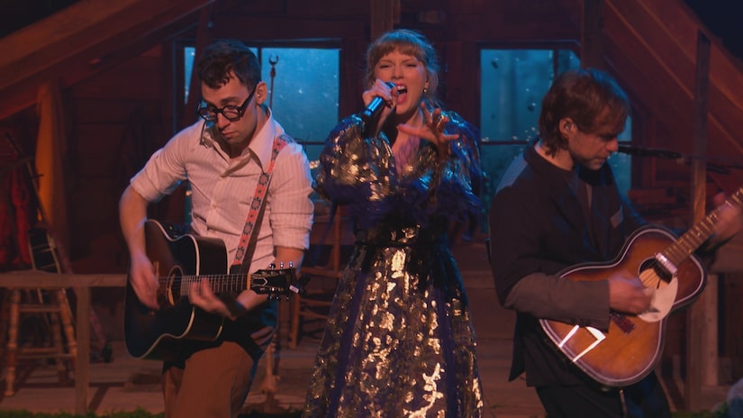 Taylor Swift Sings ‘Folklore’ & ‘Evermore’ Hits During Grammys 2021
