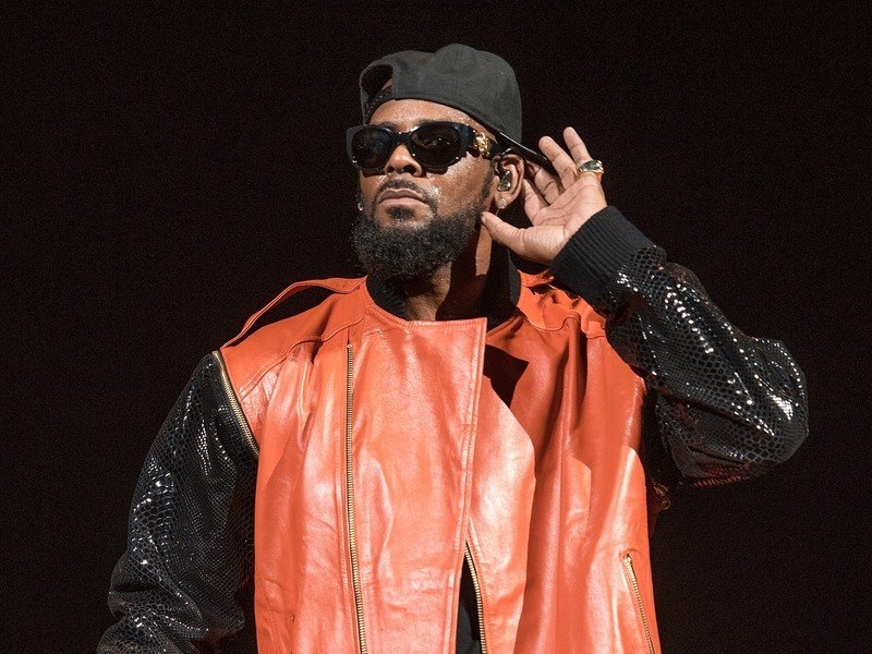 R. Kelly Reportedly Denies Having Sex With Aaliyah's Mother
