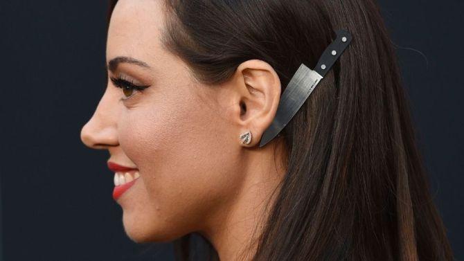 knife barette Aubrey Plaza’s Hair Barrette at the Child’s Play Premiere is Scary Good