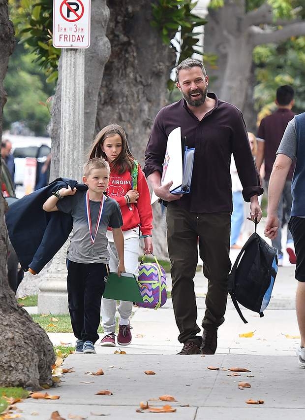 Ben Affleck Picks Up Kids From School