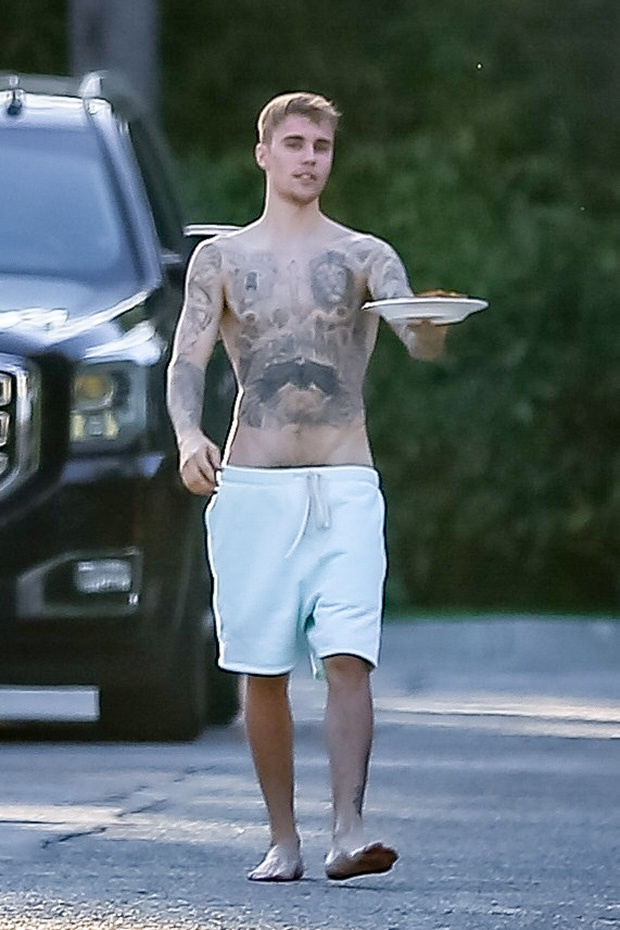Justin Bieber Goes Shirtless And Serves A Sandwich In Sexy New Pics 