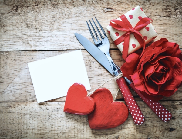Last Minute Budget-Friendly Valentine's Day Gift Ideas via Girl With Curves #valentinesday #giftideas #budget #romantic